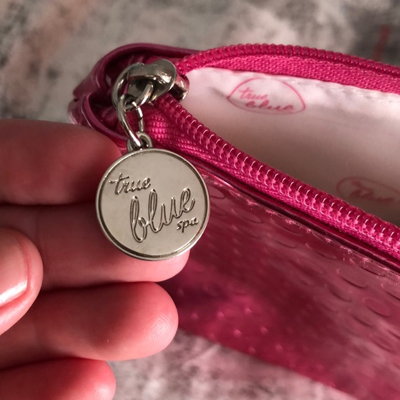 Medium travel pouch - Picture 2 of 2